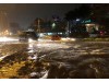 Đường Sài Gòn ngập lút bánh xe trong đêm dù có siêu máy bơm