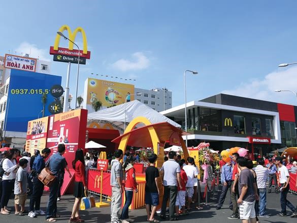 Description: Starbucks, McDonald’s vào Việt Nam: Chỉ như… bão qua làng