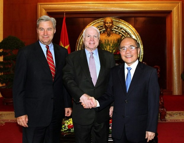 Description: Thượng nghị sĩ Mỹ John McCain (giữa) và Thượng nghị sĩ Sheldon Whitehouse (trái) cùng với Chủ tịch Quốc hội Việt Nam Nguyễn Sinh Hùng trong một cuộc họp tại Hà Nội vào ngày 08 Tháng Tám, 2014. 