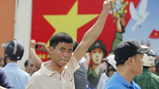 Description: http://a.files.bbci.co.uk/worldservice/live/assets/images/2014/05/18/140518054703_cn_vietnam_china_protest_hcm_01_512x288_reuters_nocredit.jpg